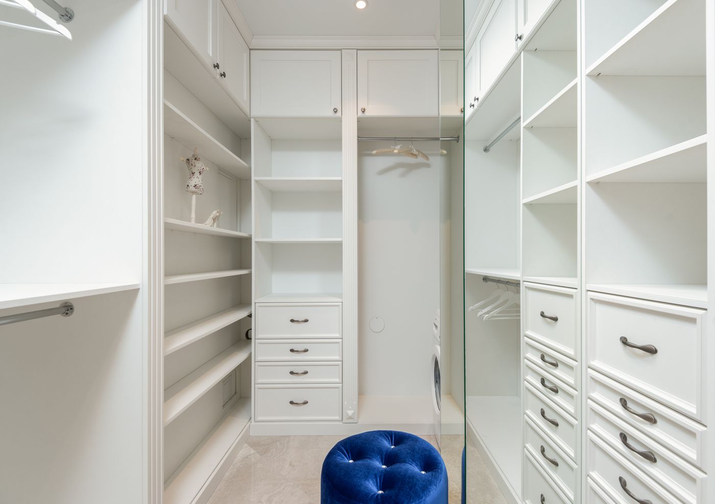 Vestidor organizado y ordenado, después de la transformación